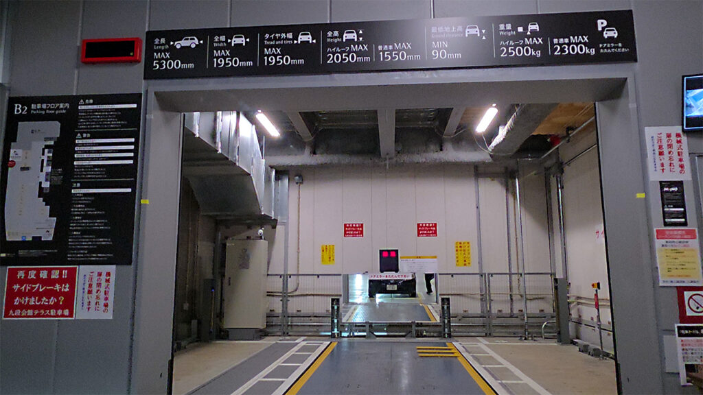 地下2階の機械式駐車場へ入庫する様子