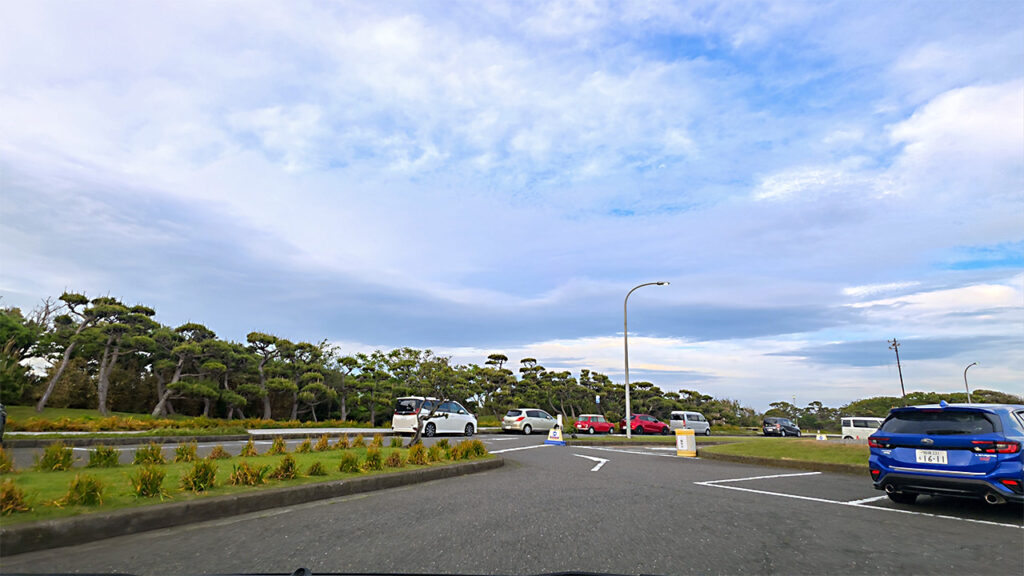 城ヶ島公園第1駐車場の駐車位置付近から見た平面駐車場の様子