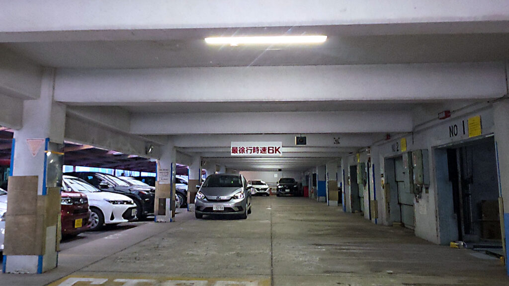 上野公園大駐車場の駐車位置付近と屋内駐車スペースの様子