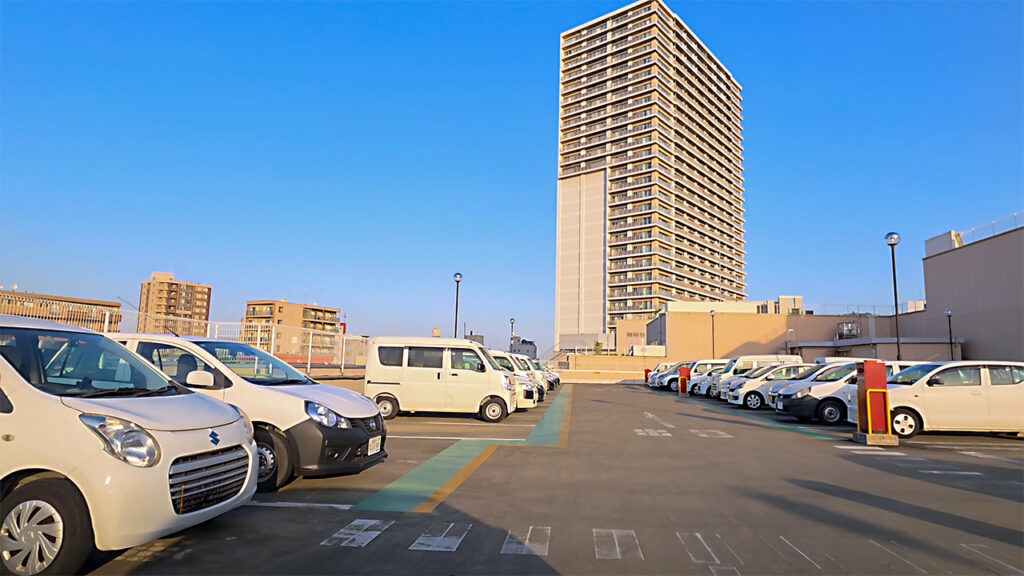 越谷ツインシティ立体駐車場の屋上階駐車位置付近の様子