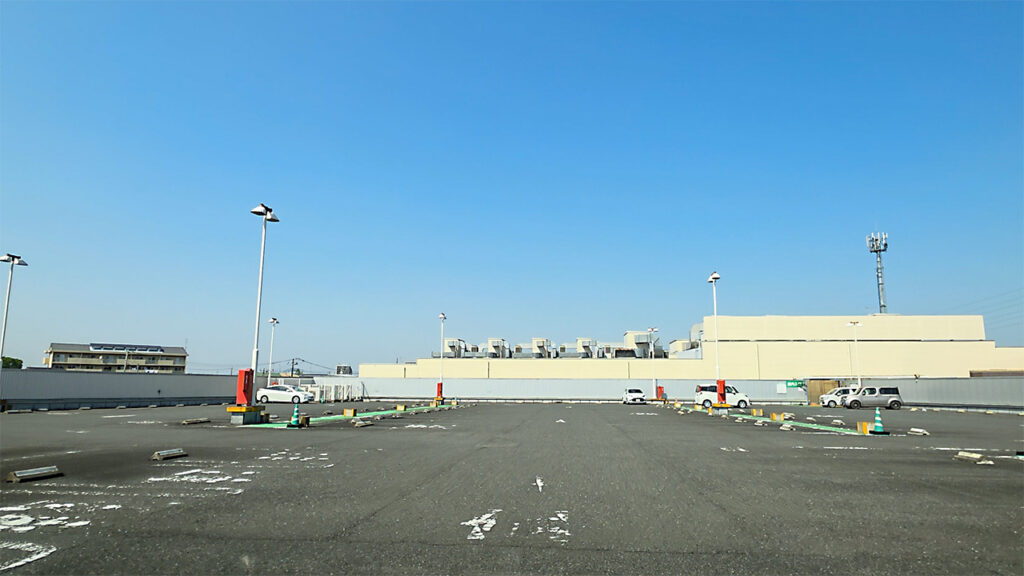 エムズタウン幸手 西館屋上駐車場の駐車場所付近から見た場内の様子