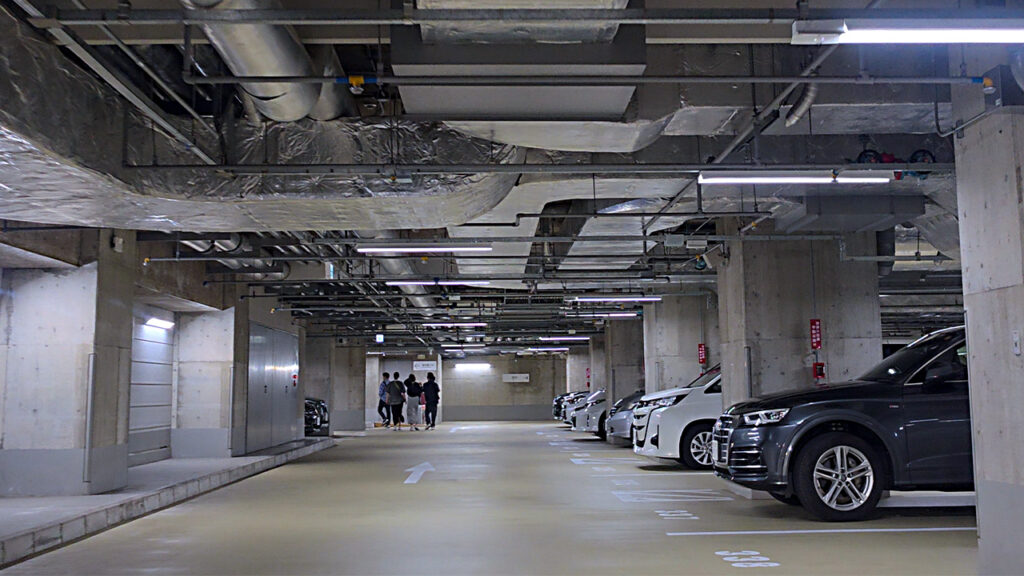東京都現代美術館 地下駐車場B3Fの駐車位置から見た場内の様子