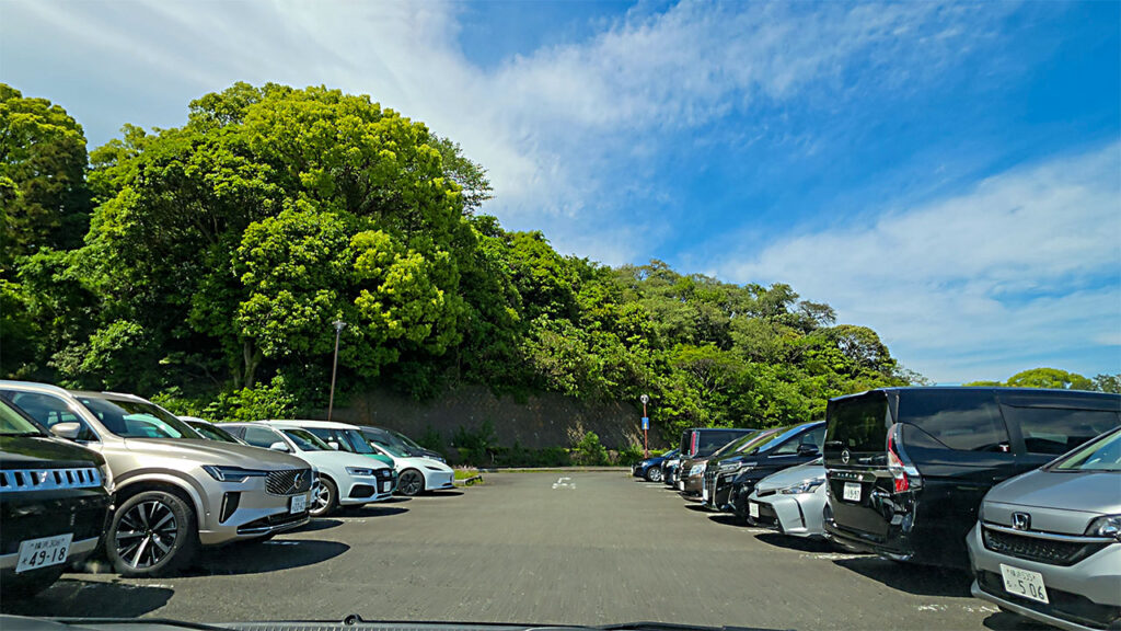 金沢自然公園高速側駐車場の駐車位置から見た平面駐車場の様子