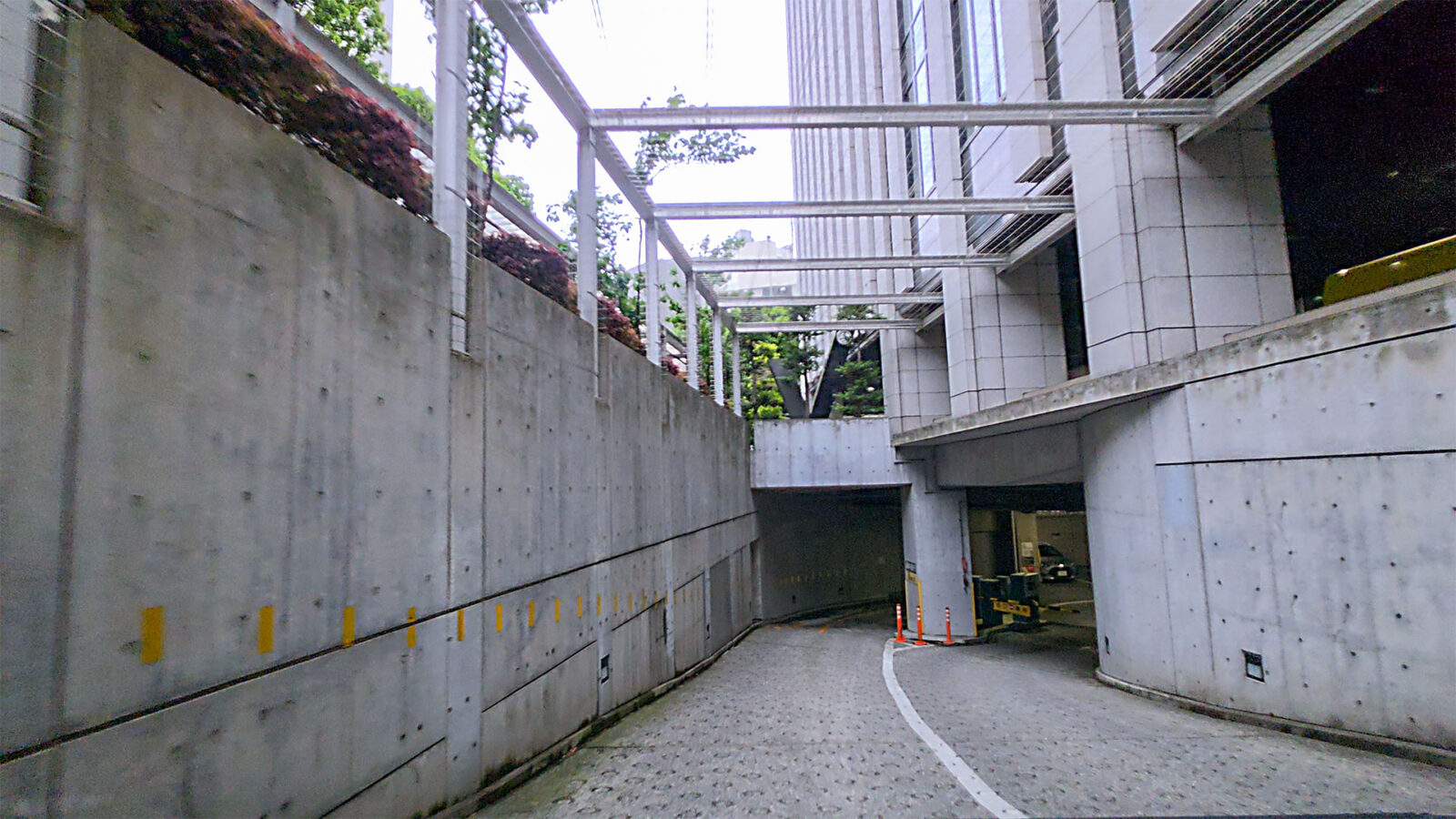 千代田区役所 地下駐車場入口