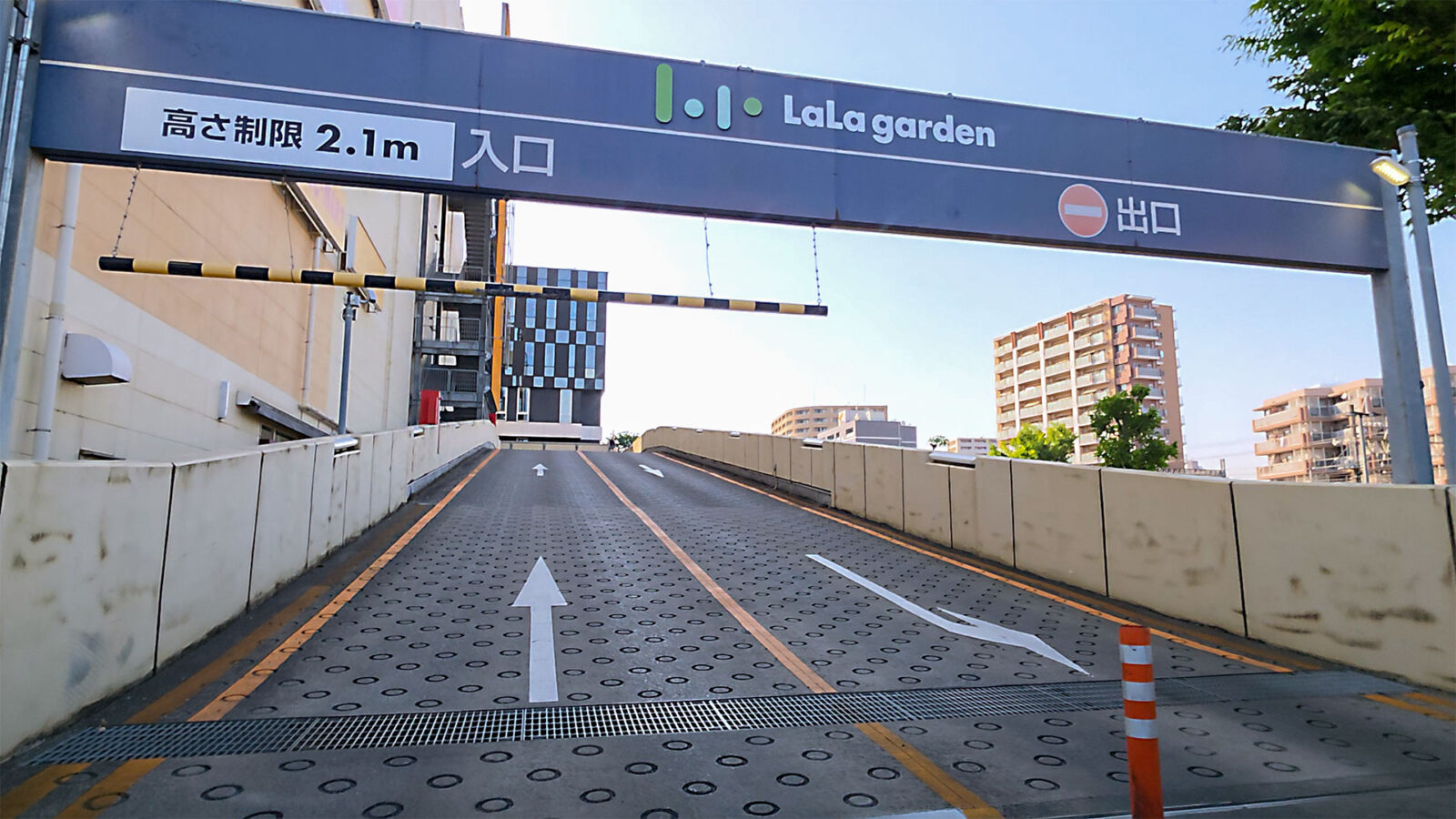 ララガーデン春日部 立体駐車場入口