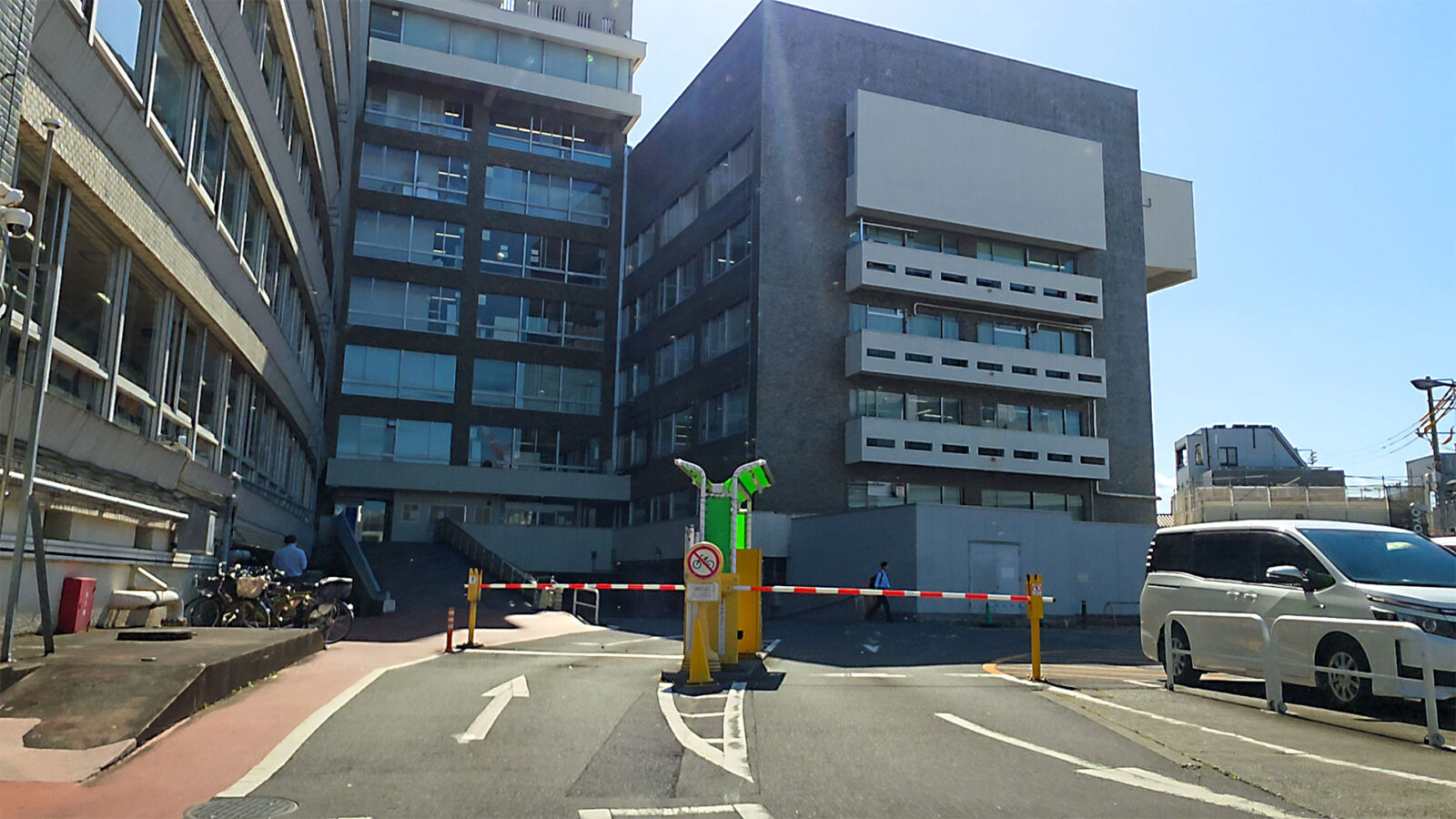 荒川区役所 駐車場入口