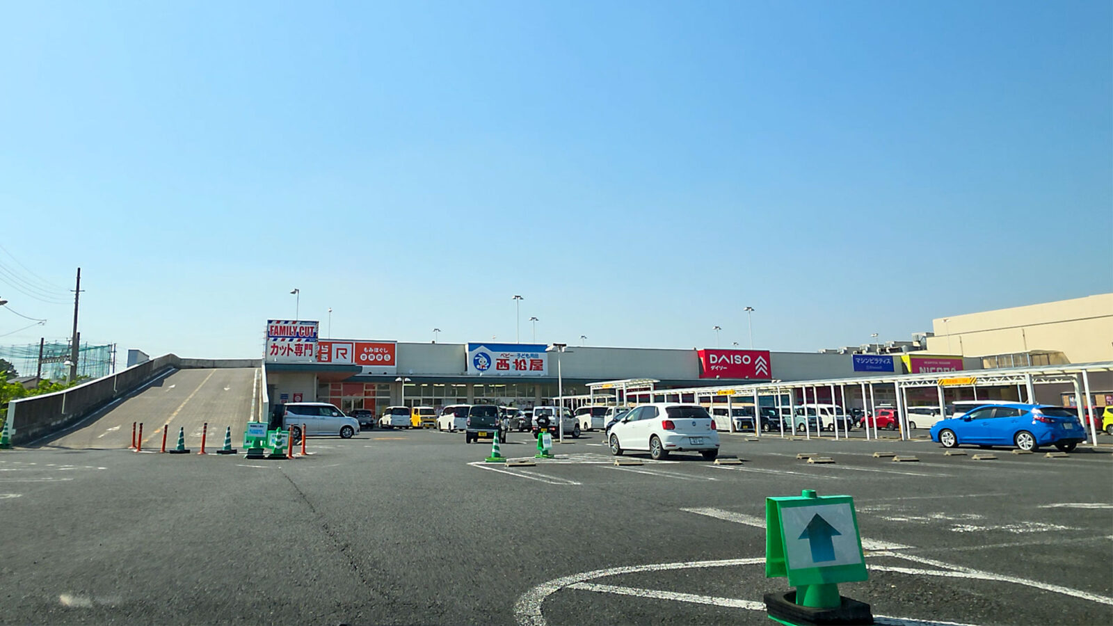 エムズタウン幸手 第2駐車場入口