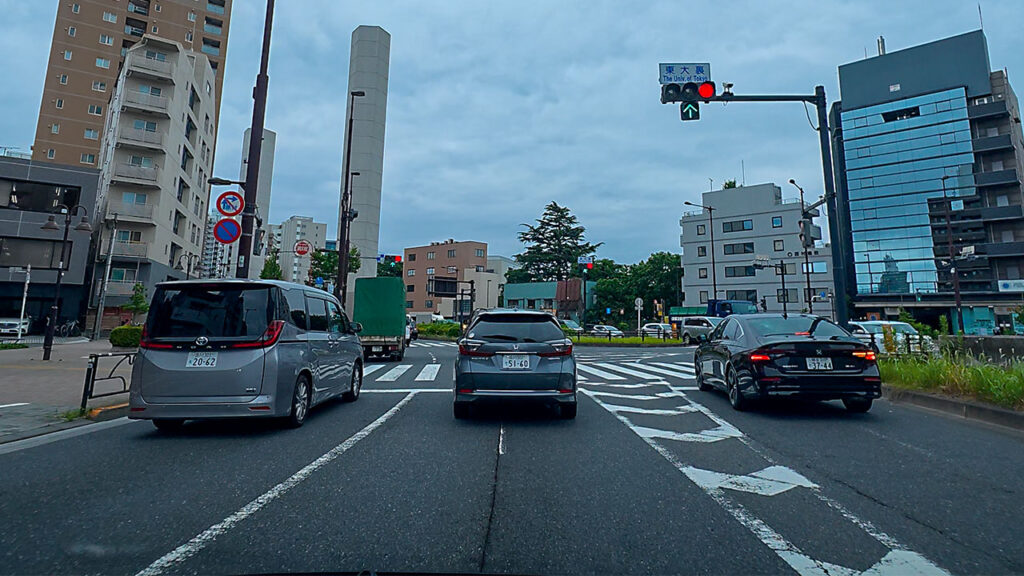 東大裏交差点付近から渋谷プライムプラザ方面へ向かう様子