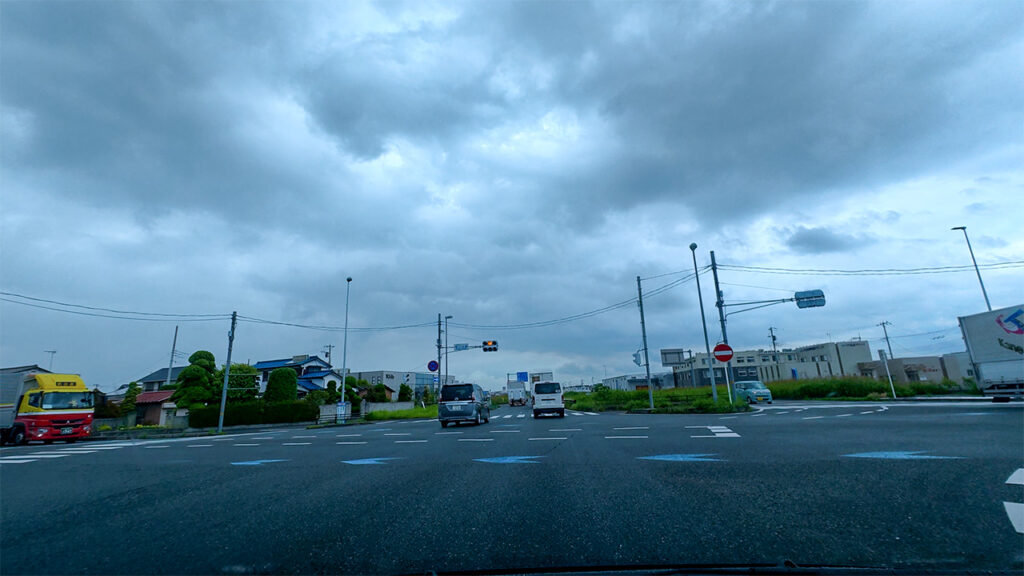 壱丁目南交差点付近からアリオ上尾方面へ向かう道路の様子