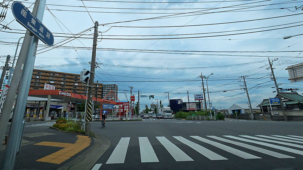 産業道路入口交差点付近からユニディ湘南平塚店方面へ向かう様子