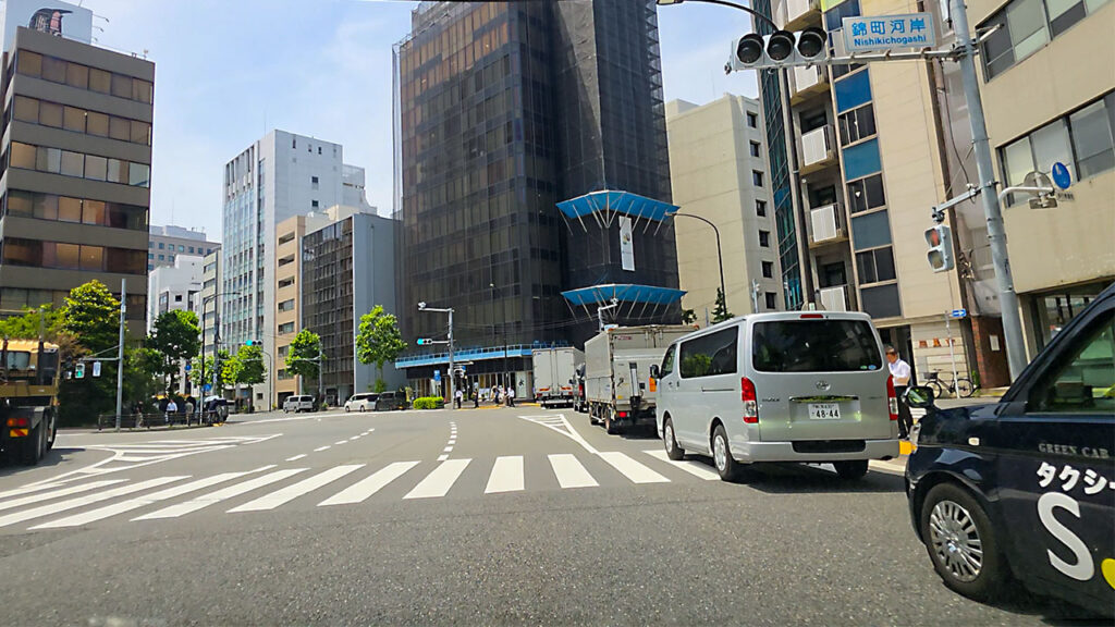錦町河岸交差点付近からテラススクエア方面へ向かう道路