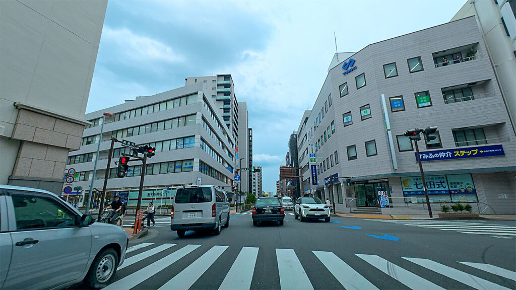 南藤沢交差点からダイレクトパーク PLUS 藤沢駅南口方面へ向かう道路
