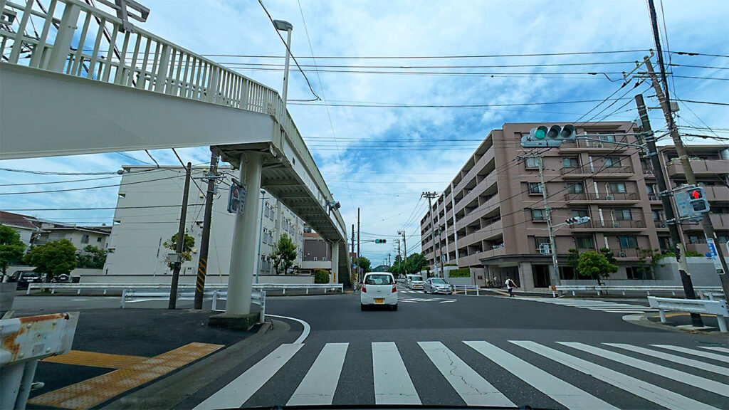 花水歩道橋交差点付近からアークスクエア湘南平塚方面へ向かう道路