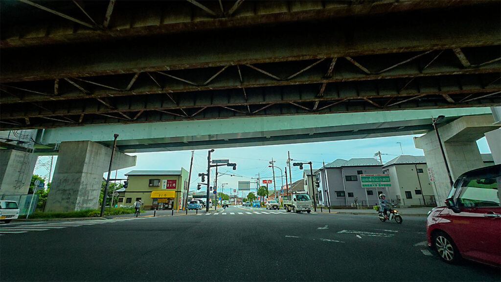 茅ヶ崎中央インター交差点付近からイオン茅ヶ崎中央店方面へ向かう道路