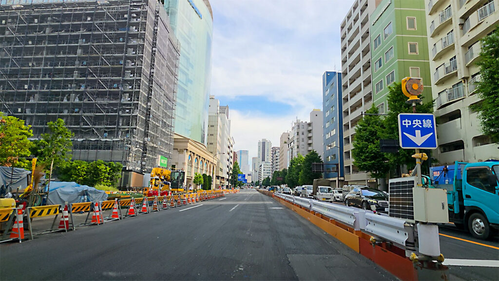 泉岳寺辻広場付近から高輪方面へ向かう第一京浜の道路
