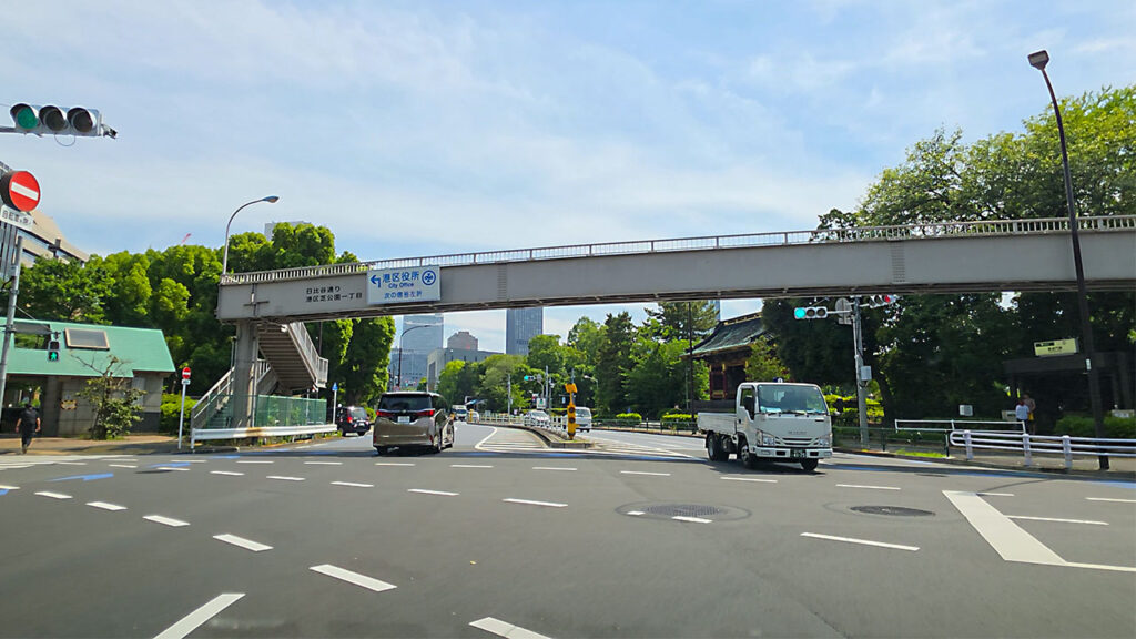 芝公園三丁目交差点付近からザ・プリンス パークタワー東京方面へ向かう道路