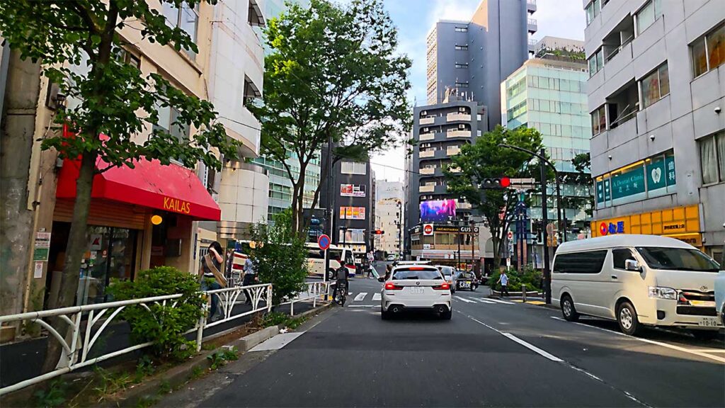 道玄坂上交番前交差点付近からE・スペースタワー方面へ進む道路