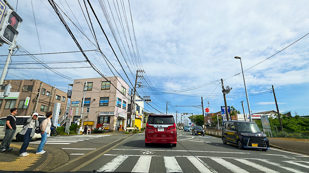 三崎口駅前交番交差点付近からベイシア三浦店方面へ向かう道路の様子