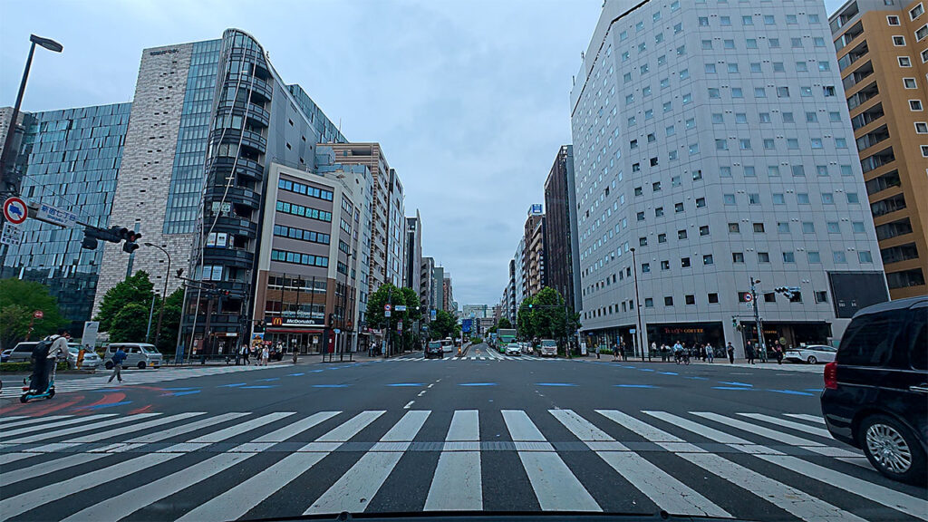 新宿七丁目交差点付近から歌舞伎町方面へ向かう明治通り