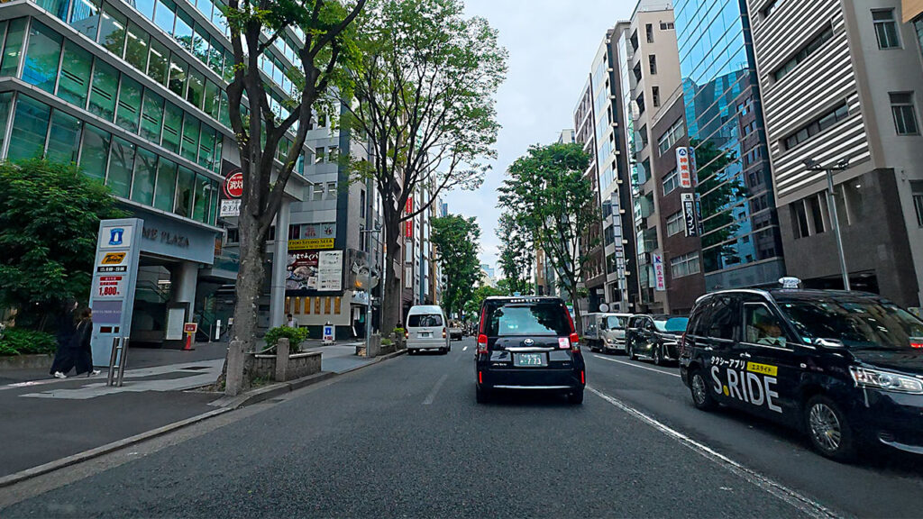 道玄坂沿いから見えるタイムズ渋谷プライムプラザ駐車場入口