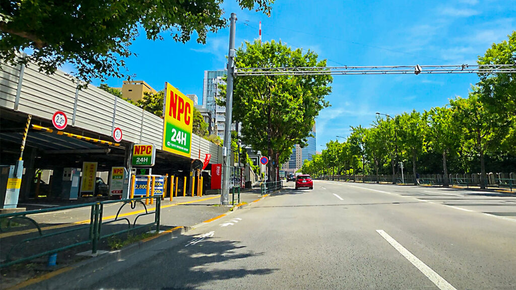 NPC24H水道橋第2パーキング入口付近のNPC 24H看板とP表示