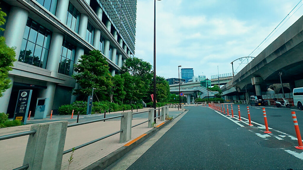 大手町プレイスイーストタワー駐車場入口付近のP案内表示