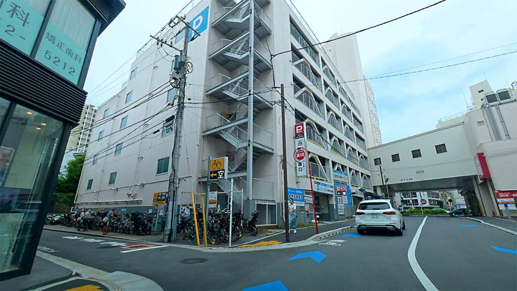 ダイレクトパーク PLUS 藤沢駅南口立体駐車場入口のP案内看板