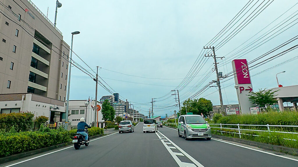 イオン茅ヶ崎中央店の駐車場入口を示すP表示と右方向の案内