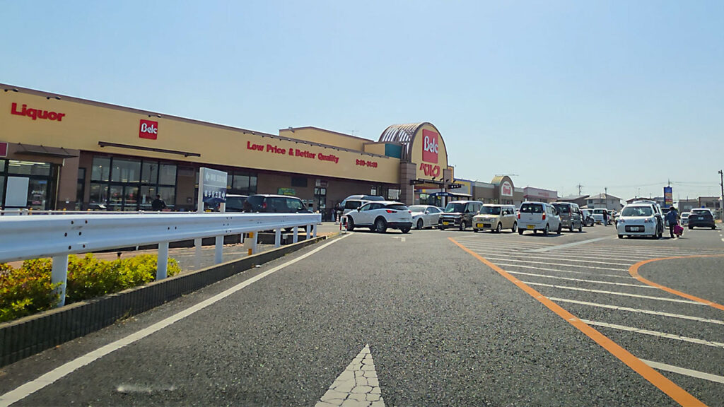 幸手北モール 駐車場入口付近からベルク幸手北店方面が見える様子
