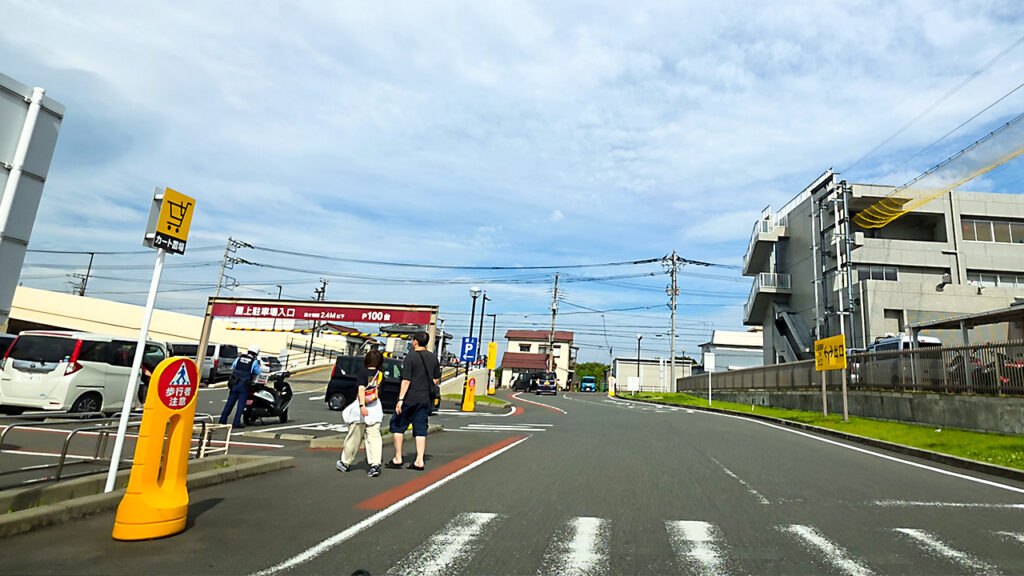 ベイシア三浦店 屋上駐車場入口付近のP表示