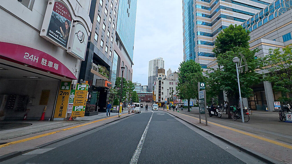 歌舞伎町交番前駐車場入口付近のP表示看板