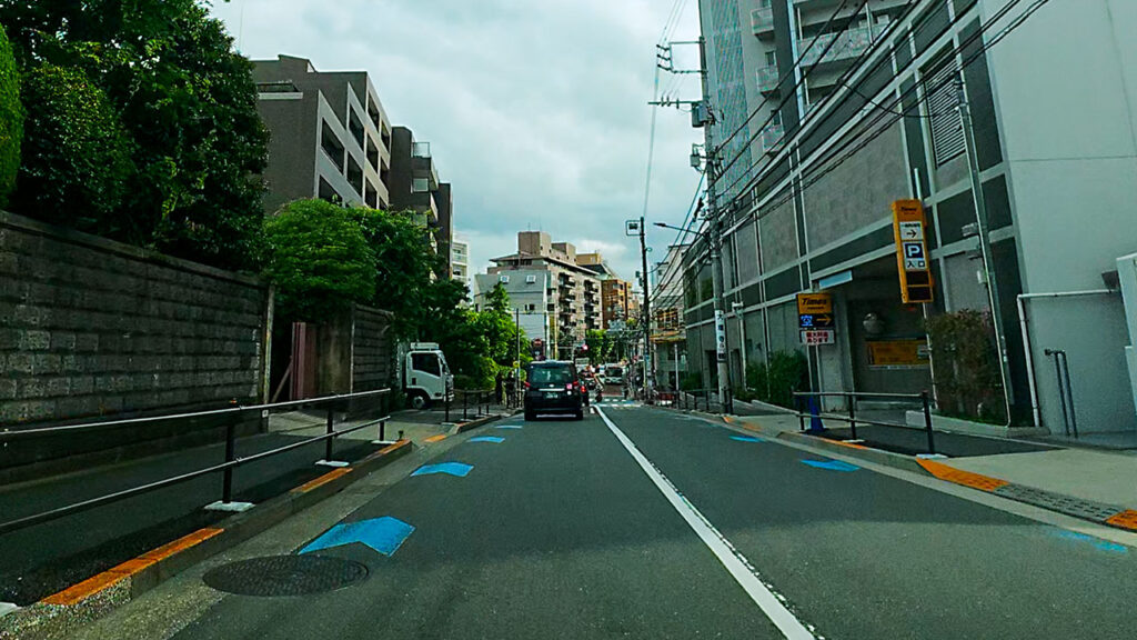 フードスタイル三田店地下駐車場入口付近のタイムズP表示