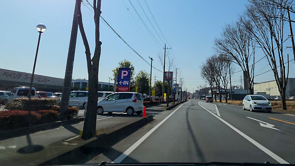ベイシア鶴ヶ島店駐車場入口付近に設置されたP案内表示