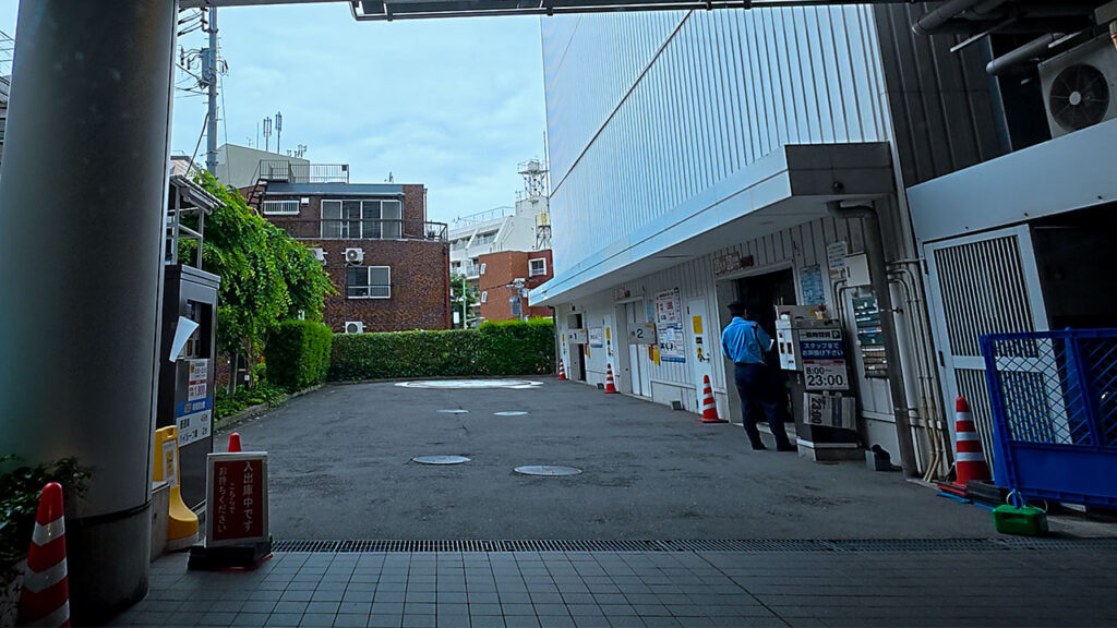 機械式駐車場の入庫待機スペース付近の様子