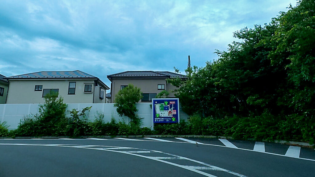 イオンモール上尾駐車場の敷地内通路を進む様子