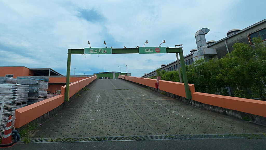 ユニディ湘南平塚店の屋上駐車場へ向かうスロープ