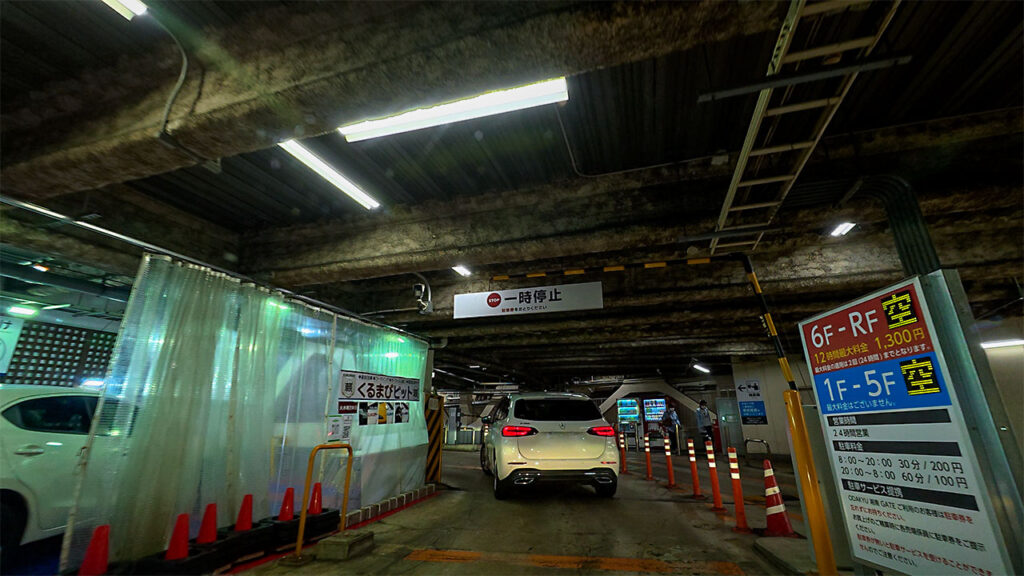 ダイレクトパーク PLUS 藤沢駅南口の入口ゲートと発券機