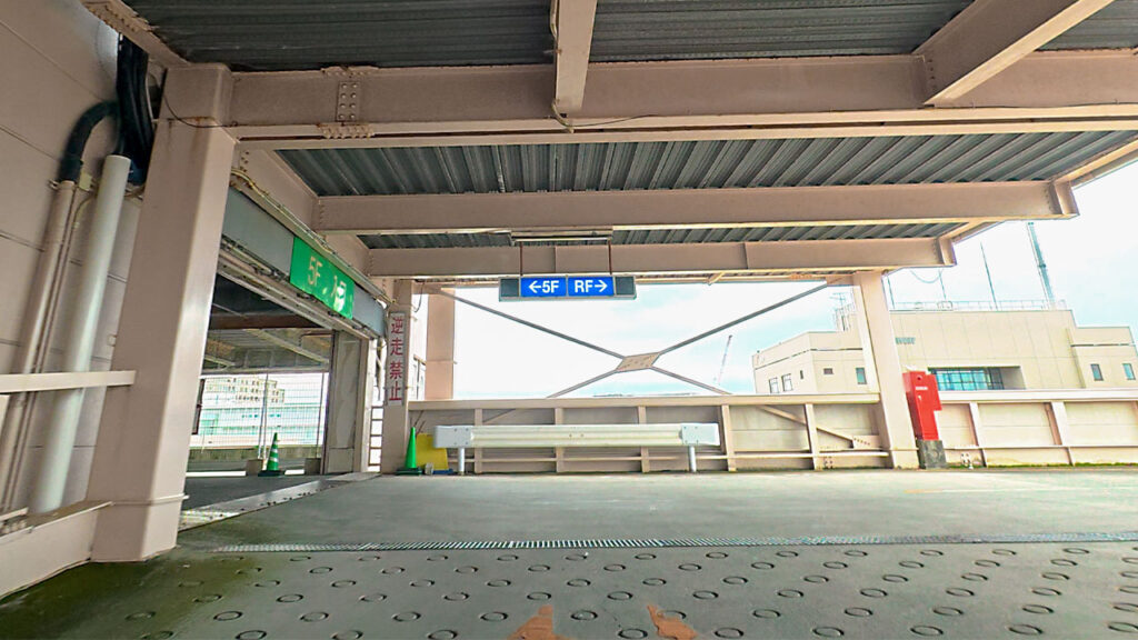 イオン茅ヶ崎中央店立体駐車場内にある5FとRF方面の分岐案内