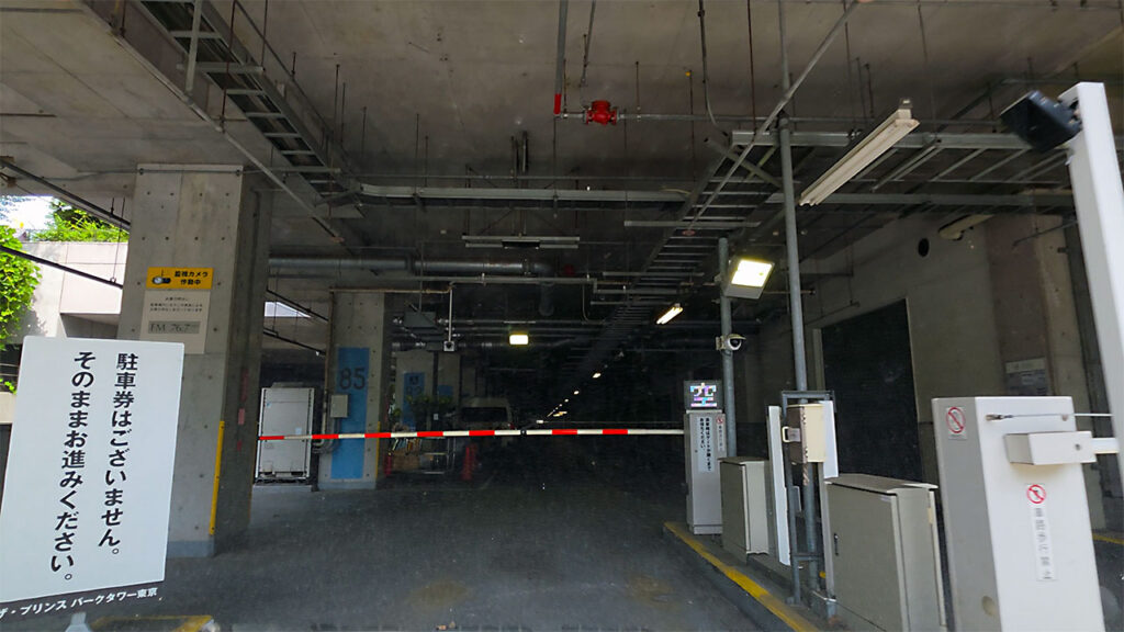 ザ・プリンス パークタワー東京 A駐車場入口ゲートと車両ナンバー認識式の入口付近
