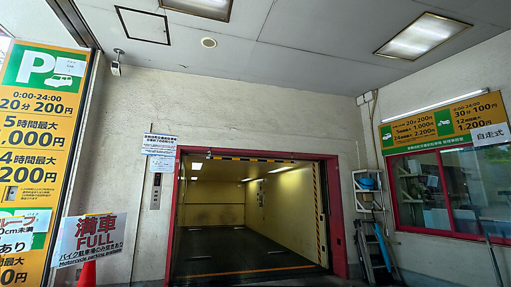 歌舞伎町交番前駐車場のカーエレベーター入庫口