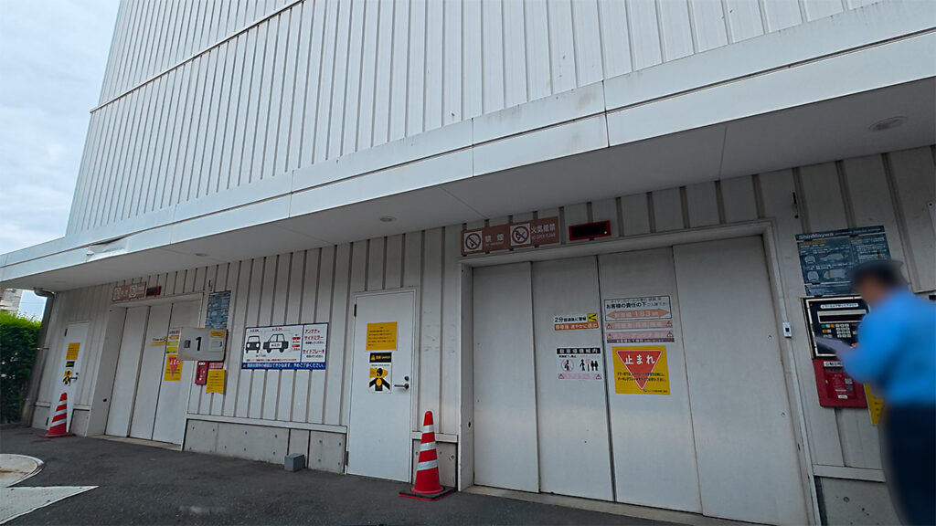 機械式駐車場2号機の入庫設備と操作盤