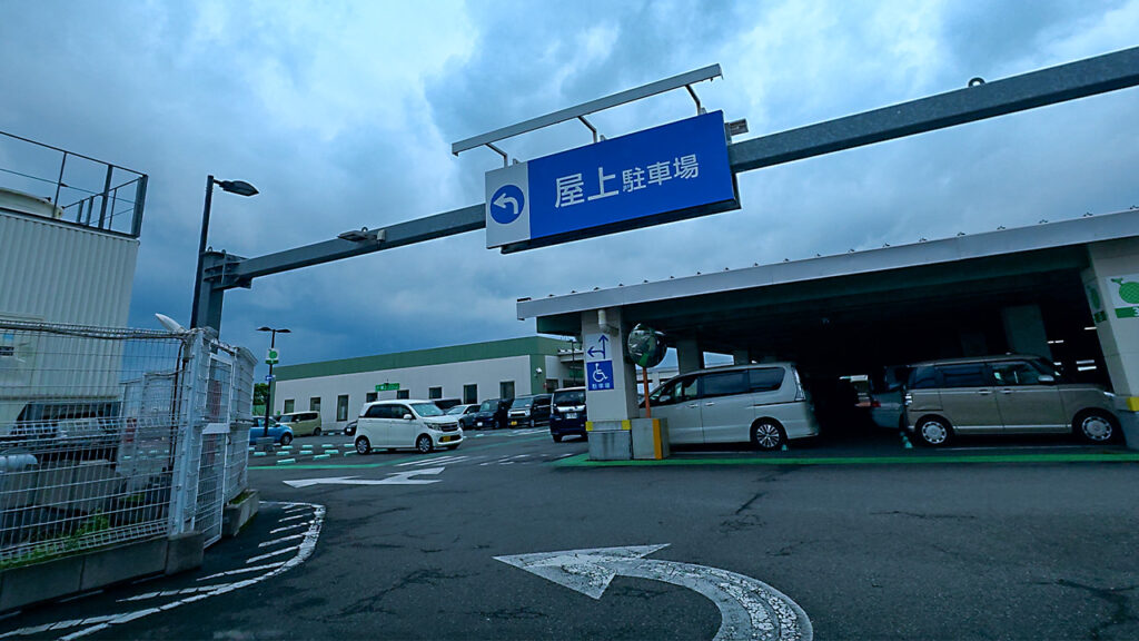 アリオ上尾屋上駐車場内の走行通路と駐車区画の様子