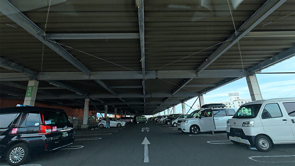 ユニディ湘南平塚店屋上駐車場の屋根付き駐車スペース