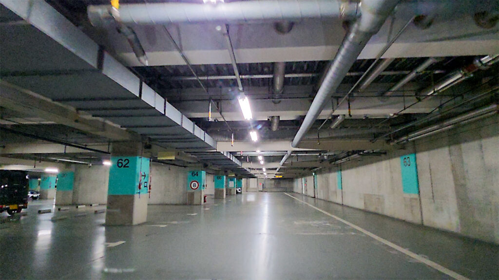 国際館パミール地下駐車場B1Fエリアの通路と柱番号が見える様子