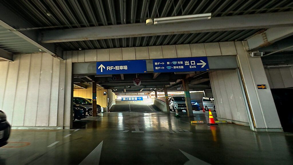 OSC湘南シティ立体駐車場4FのRF屋上駐車場方面への分岐案内