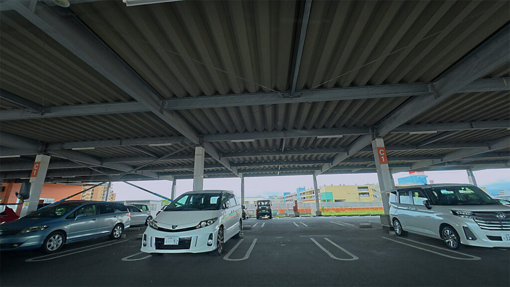 ユニディ湘南平塚店屋上駐車場の駐車区画周辺の様子