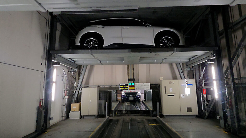 E・スペースタワー機械式駐車場へ入庫している様子