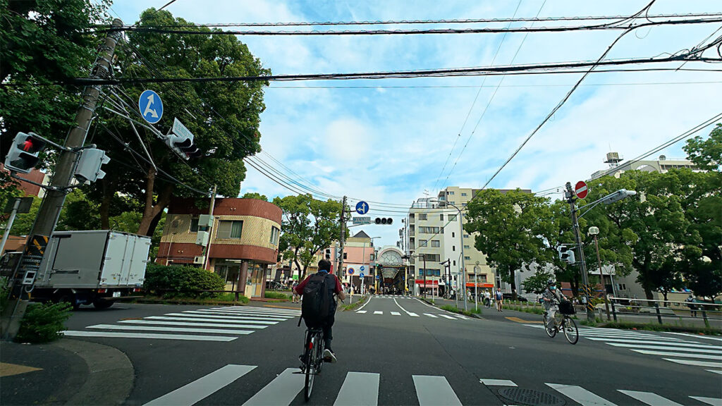 神奈川県横浜市中区の弥生町四丁目交差点付近からボーノ・タウン・アケボノ方面へ進む道路