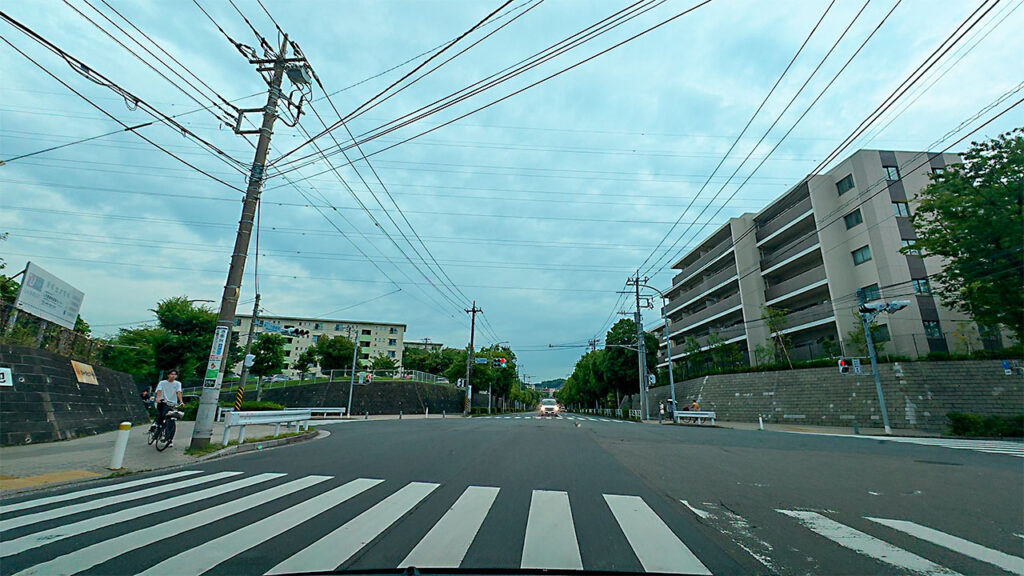 神奈川県横浜市港南区のめじろ団地前交差点付近からザ・ビッグ港南台店方面へ向かう道路