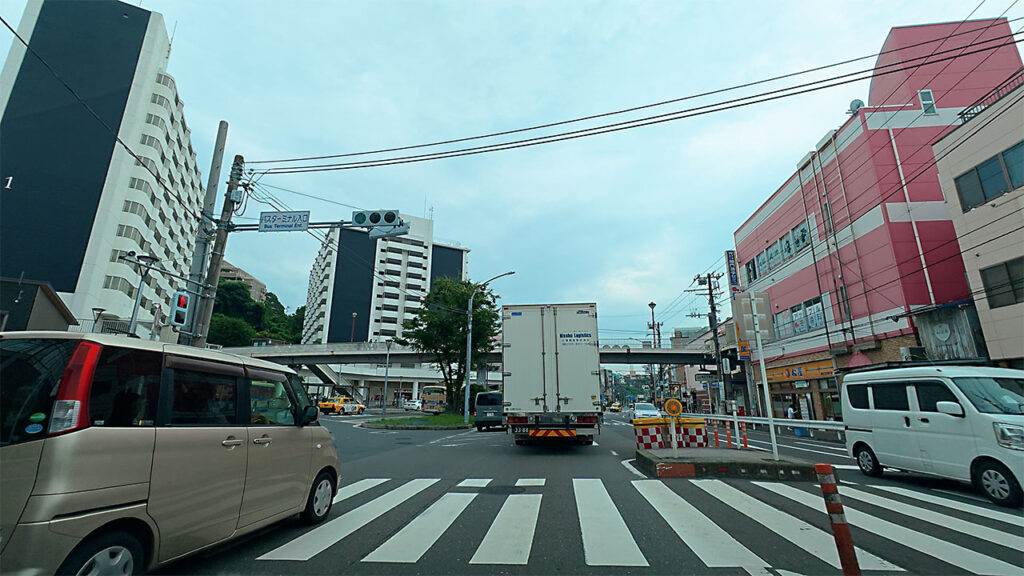 神奈川県横浜市保土ケ谷区のバスターミナル入口交差点付近から国道1号を進む様子